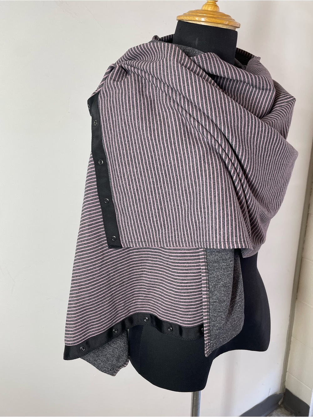 Lululemon Vinyasa Reversible Scarf Gray Pink Stripe Snap Wrap Yoga Athleisure - Picture 3 of 10